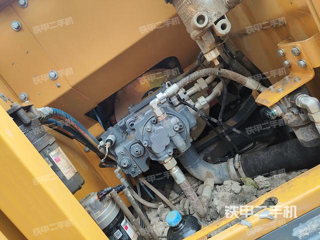 液压泵舱室正面整体（整机外观）