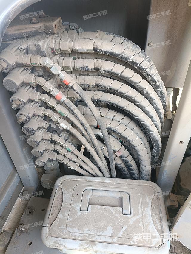 回转马达和主控阀（整机外观）