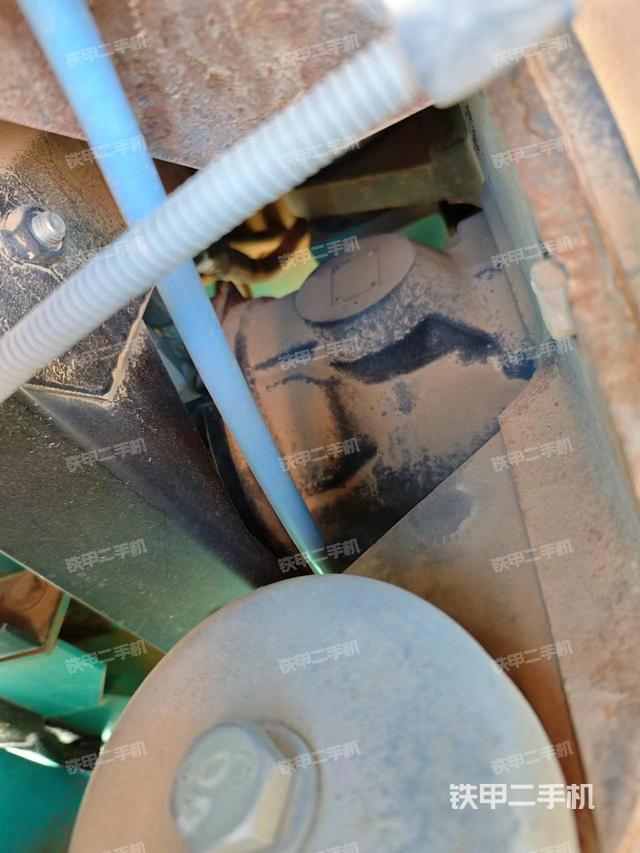 液压泵舱室正面整体（整机外观）