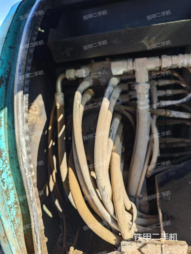 回转马达和主控阀（整机外观）