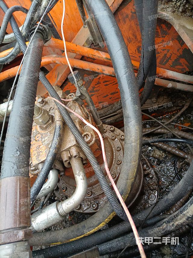 回转马达和主控阀（整机外观）