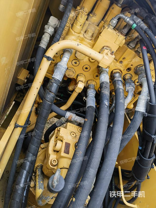 回转马达和主控阀（整机外观）