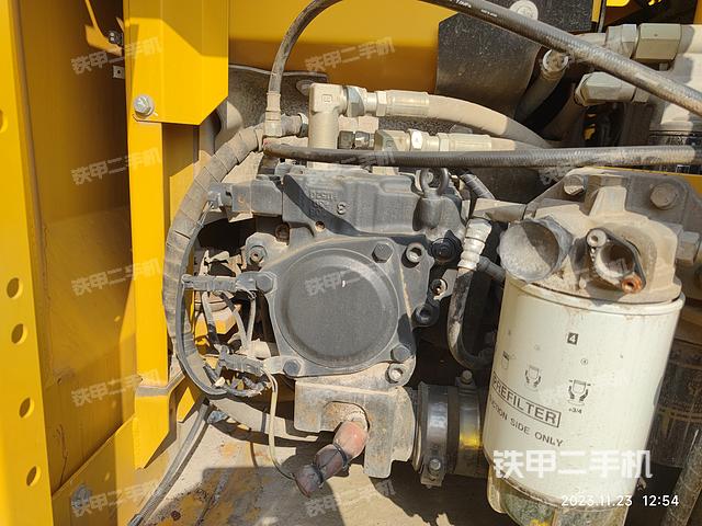 液压泵舱室正面整体（整机外观）