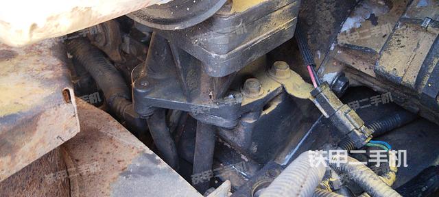 液压泵舱室正面整体（整机外观）