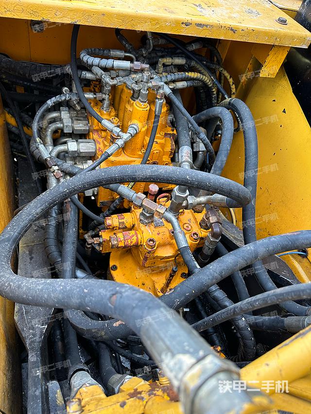 回转马达和主控阀（整机外观）