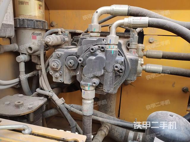 液压泵舱室正面整体（整机外观）