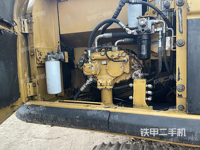 液压泵舱室正面整体（整机外观）