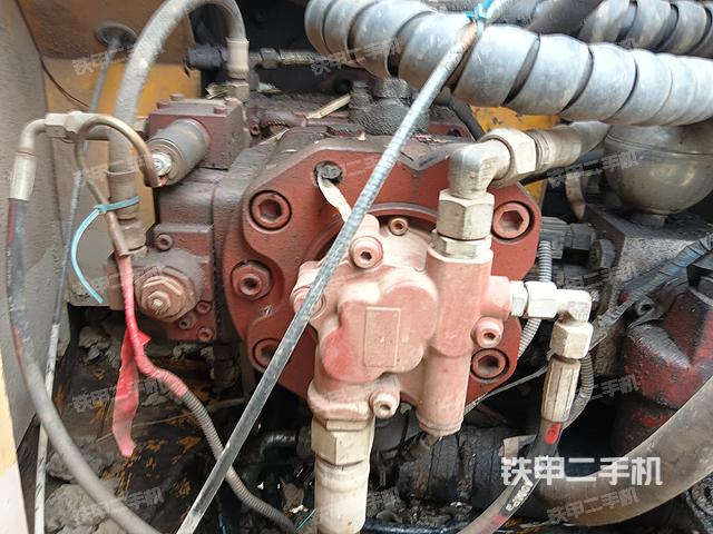 液压泵舱室正面整体（整机外观）