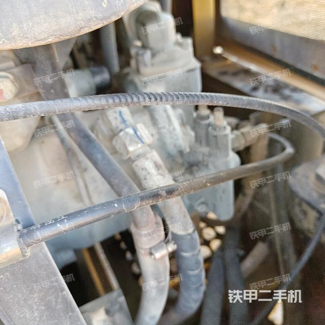 液压泵舱室正面整体（整机外观）