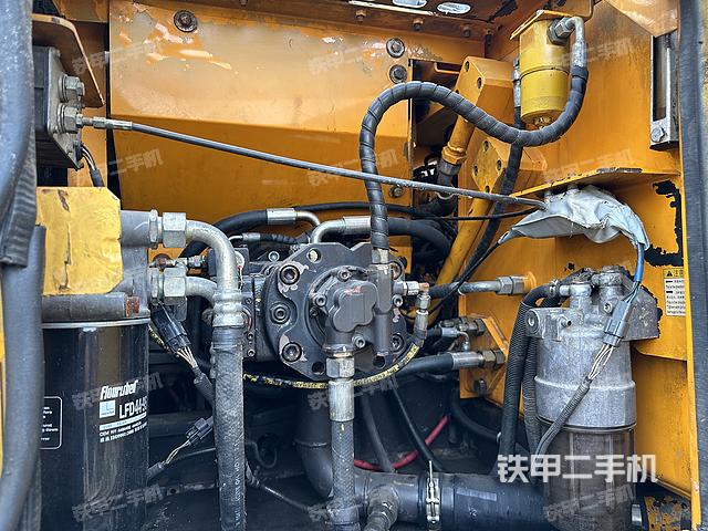 液压泵舱室正面整体（整机外观）