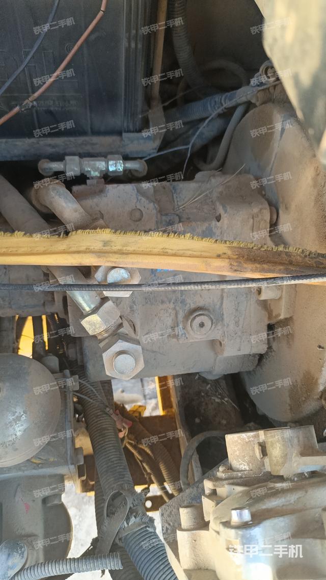 液压泵舱室正面整体（整机外观）