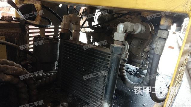 液压泵舱室正面整体（整机外观）