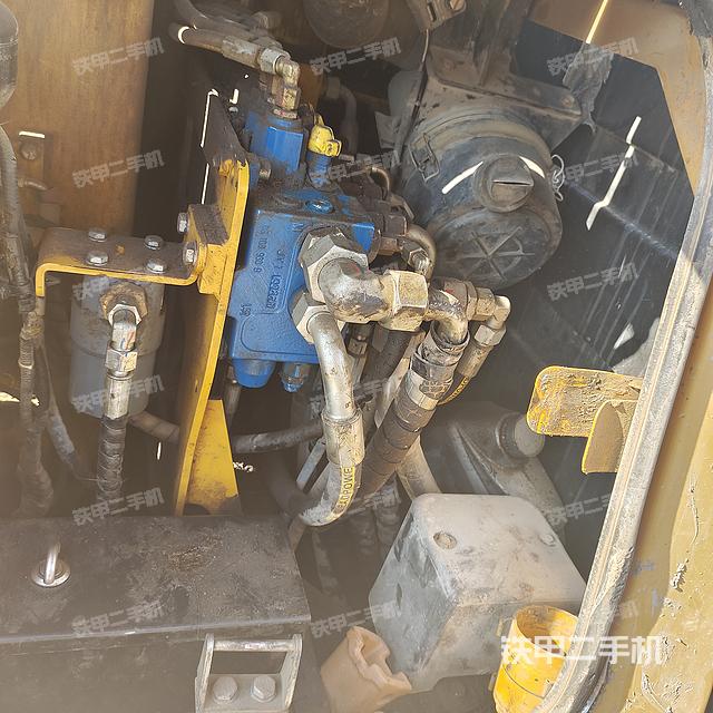 回转马达和主控阀（整机外观）