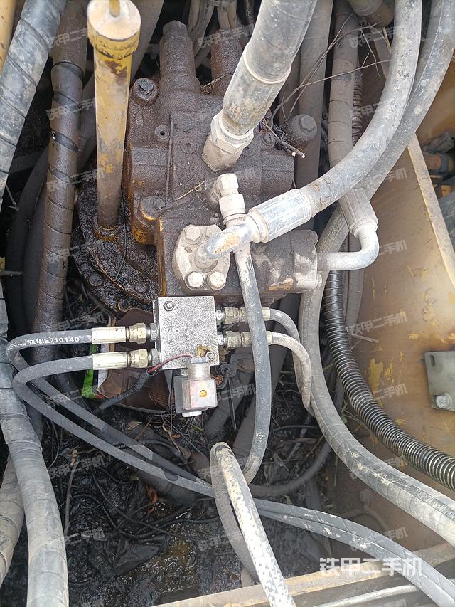 回转马达和主控阀（整机外观）