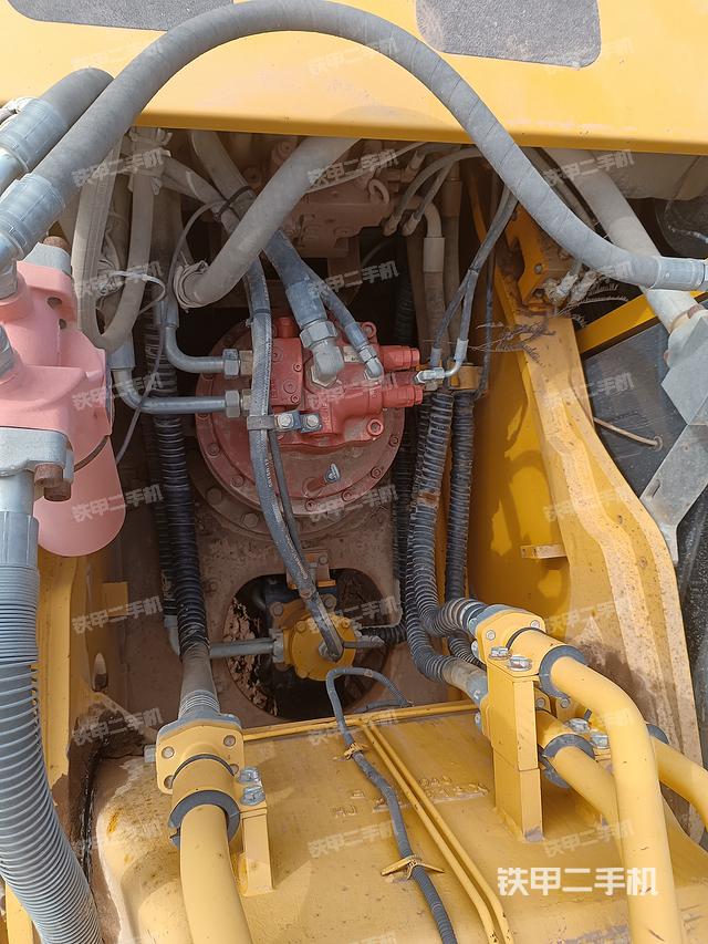 回转马达和主控阀（整机外观）