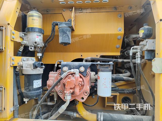 液压泵舱室正面整体（整机外观）