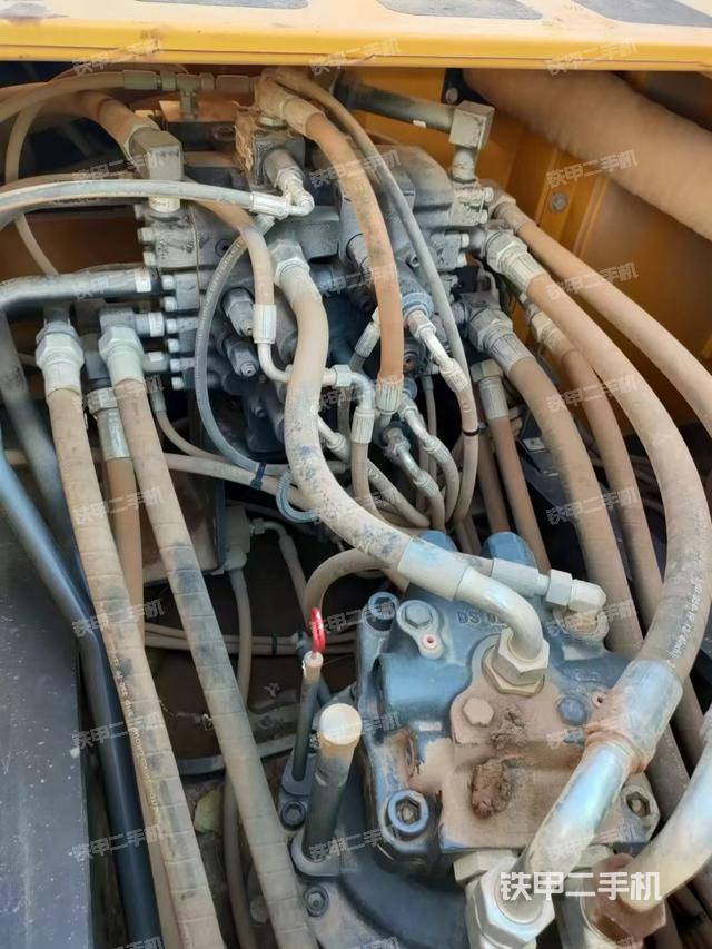 回转马达和主控阀（整机外观）