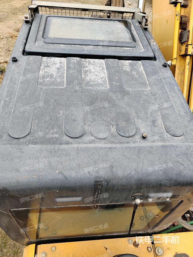 驾驶室顶部（整机外观）