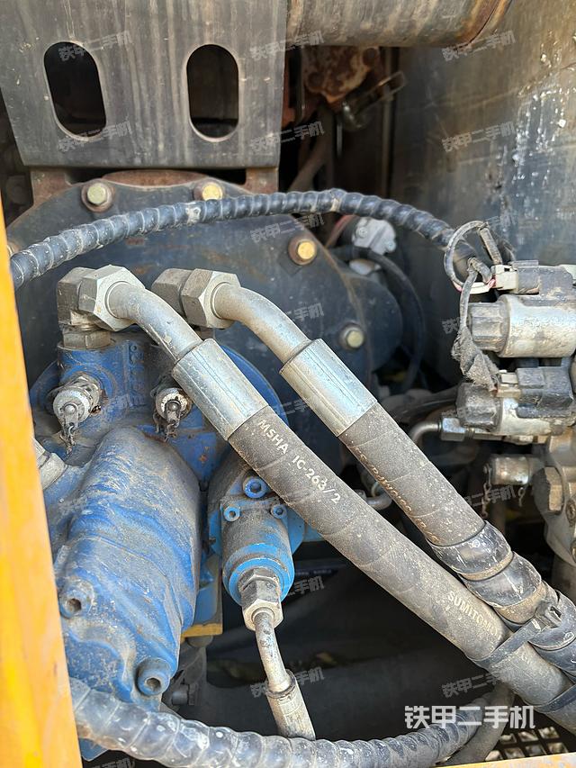 液压泵舱室正面整体（整机外观）