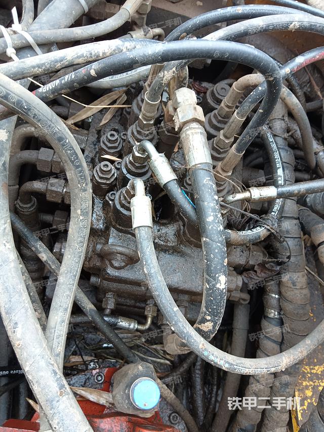 回转马达和主控阀（整机外观）