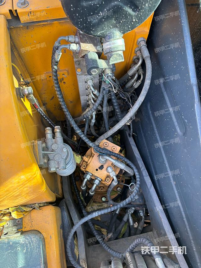 回转马达和主控阀（整机外观）