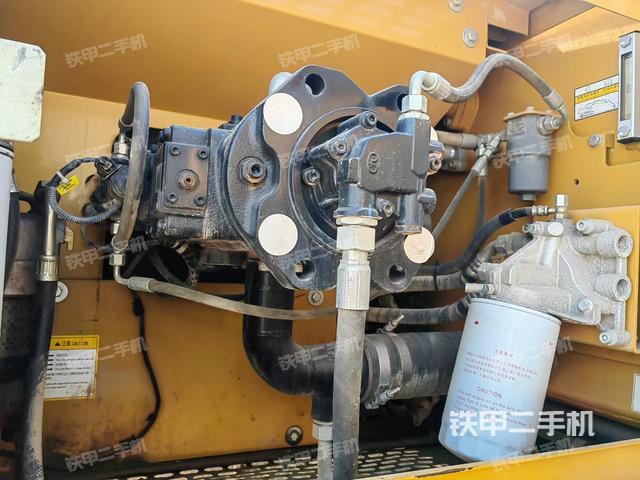 液压泵舱室正面整体（整机外观）