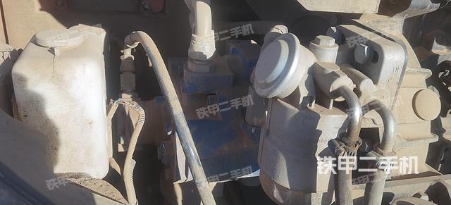 液压泵舱室正面整体（整机外观）