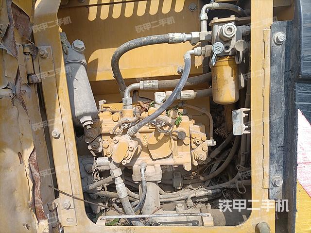 液压泵舱室正面整体（整机外观）