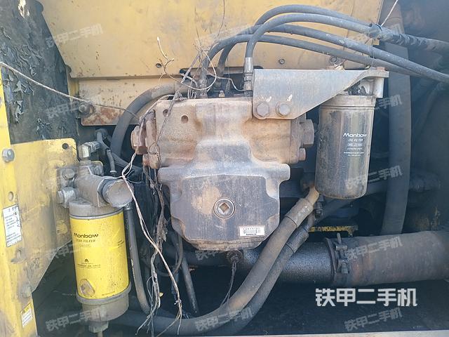 液压泵舱室正面整体（整机外观）