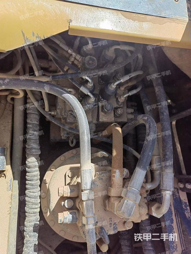 回转马达和主控阀（整机外观）