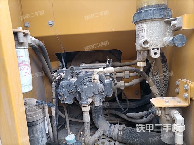 液压泵舱室正面整体（整机外观）