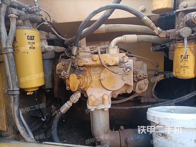 液压泵舱室正面整体（整机外观）