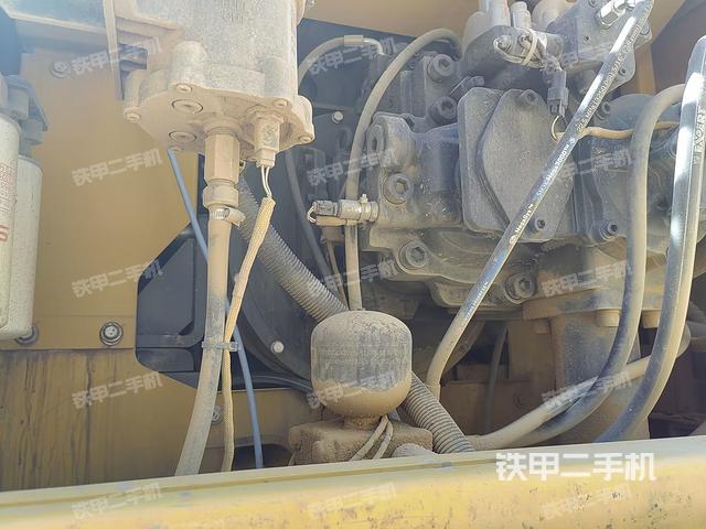 液压泵舱室正面整体（整机外观）