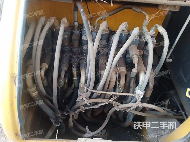 回转马达和主控阀（整机外观）