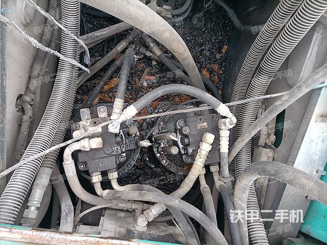 回转马达和主控阀（整机外观）