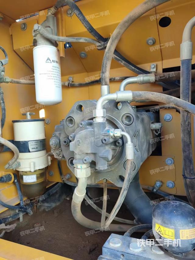 液压泵舱室正面整体（整机外观）