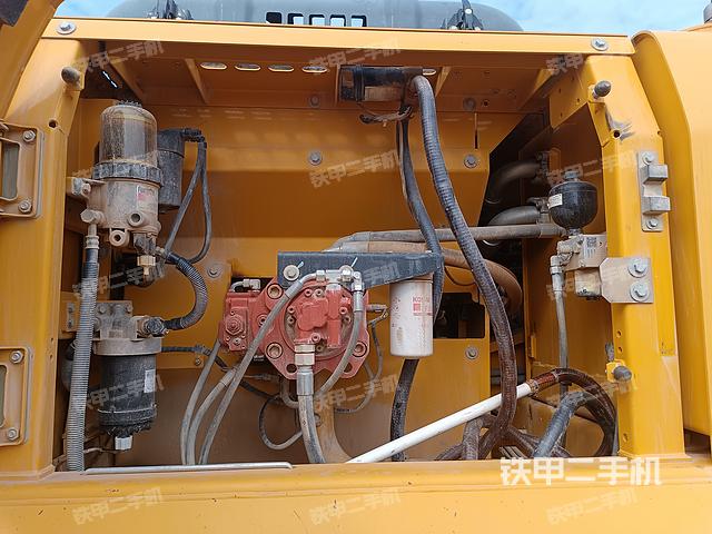 液压泵舱室正面整体（整机外观）