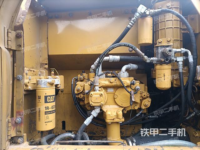 液压泵舱室正面整体（整机外观）