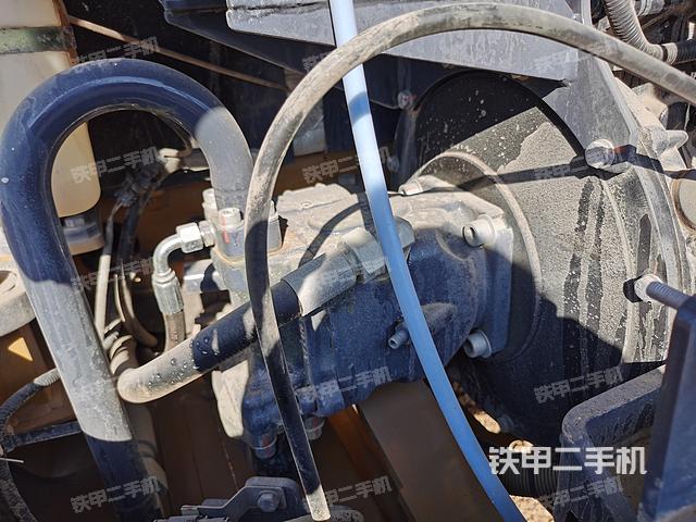 液压泵舱室正面整体（整机外观）