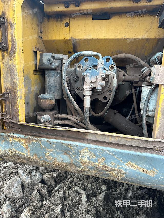 液压泵舱室正面整体（整机外观）