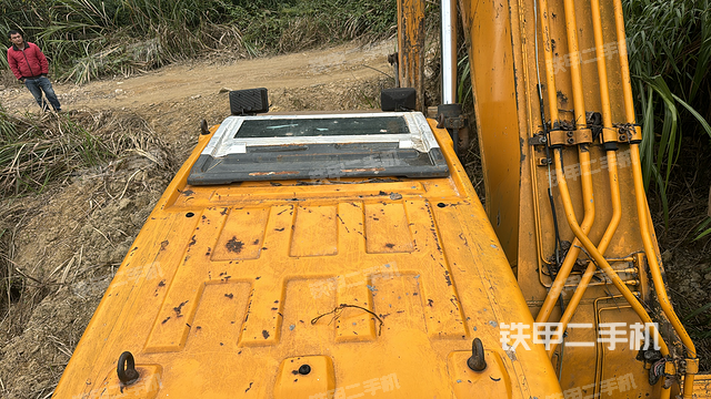 驾驶室顶部（整机外观）