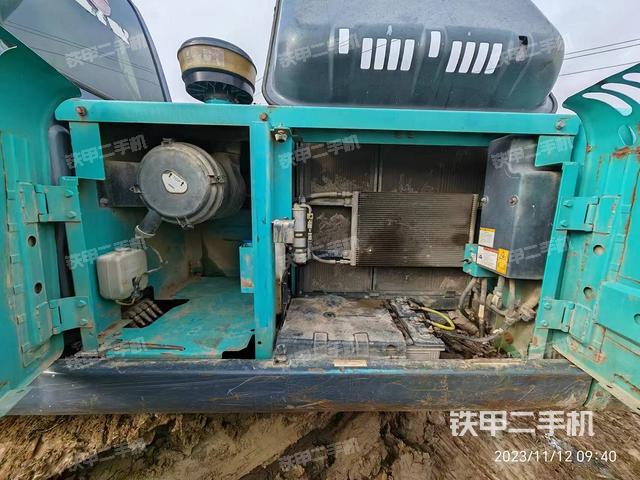 液压泵舱室正面整体（整机外观）