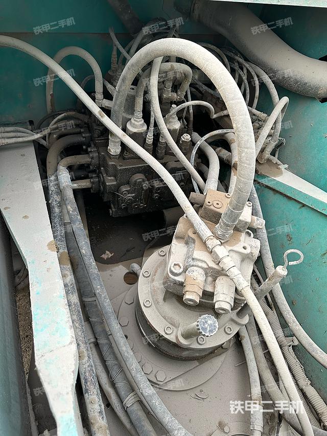 回转马达和主控阀（整机外观）