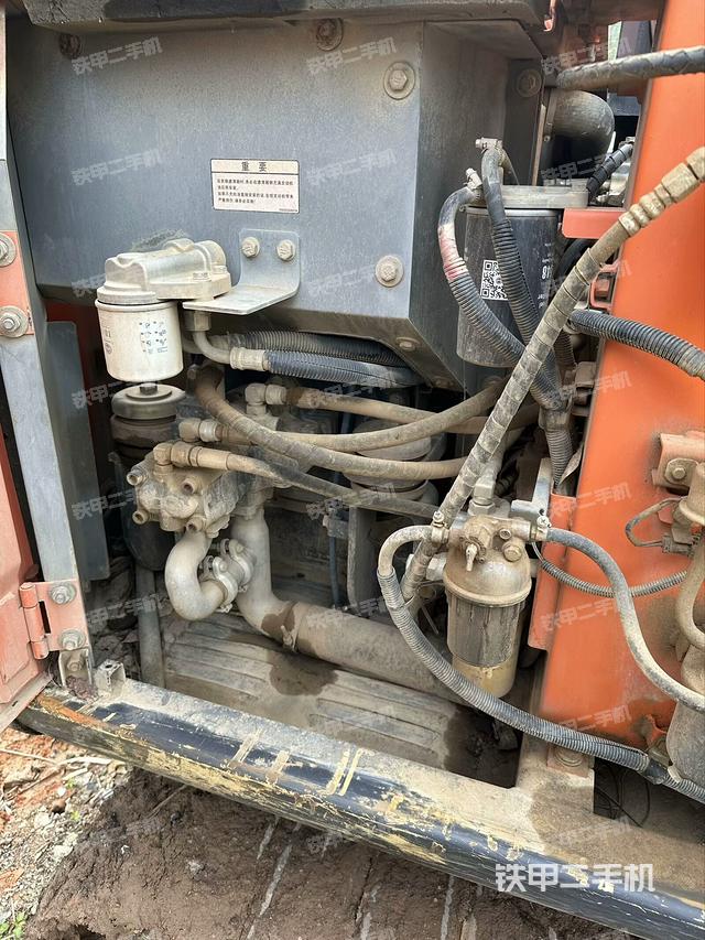 液压泵舱室正面整体（整机外观）