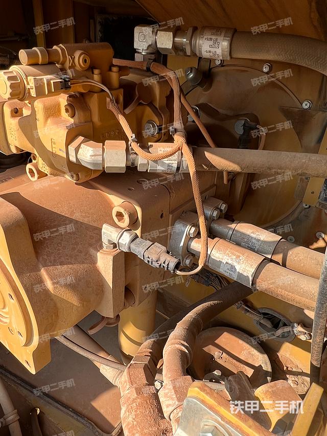 液压泵舱室正面整体（整机外观）