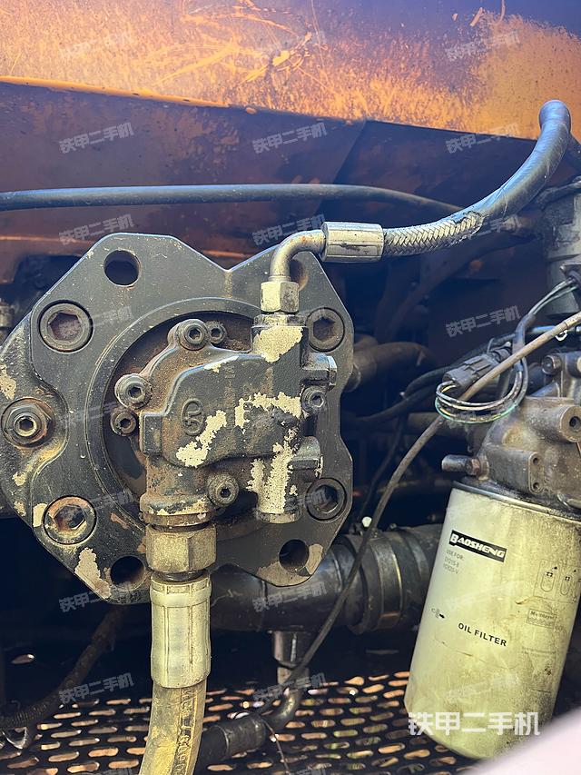 液压泵舱室正面整体（整机外观）