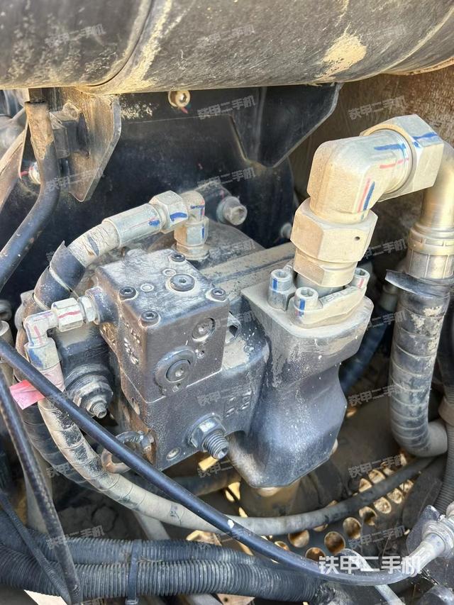 液压泵舱室正面整体（整机外观）