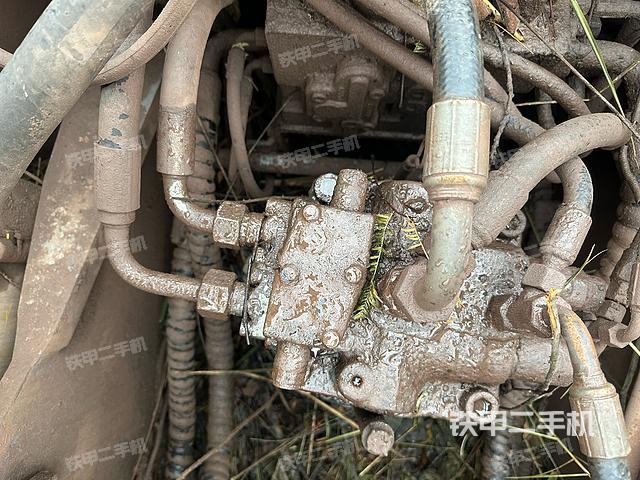 回转马达和主控阀（整机外观）