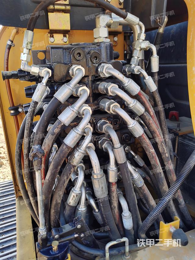 回转马达和主控阀（整机外观）