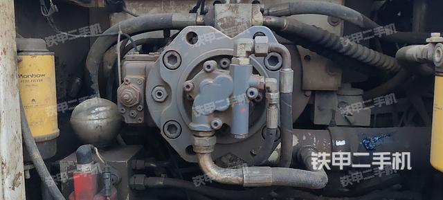 液压泵舱室正面整体（整机外观）